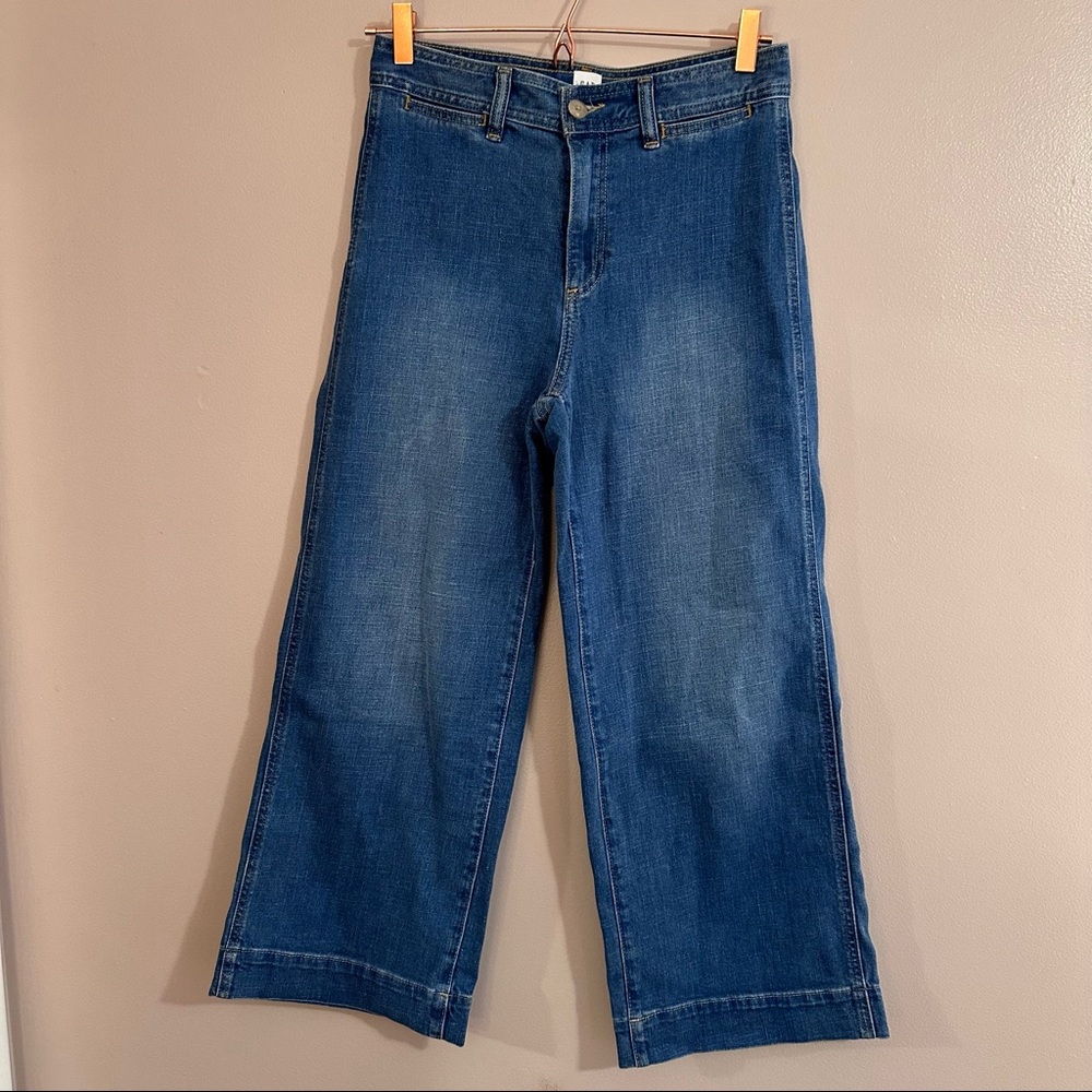 GAP NWOT high rise, wide leg cropped jeans. Size 4/27.